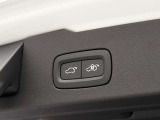 パワーテールゲート(ハンズフリー・オープニング/クロージング機構付) を装備しており、両手が荷物でふさがっていてもキーを所持していれば開閉できます。