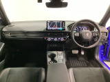 車内は光触媒抗菌消臭施工済です。スタイリッシュなデザインでスポーティなインパネ周りを演出します。グローブボックスやカップホルダーのほかにトレーなどたくさんの収納スペースが付いています。