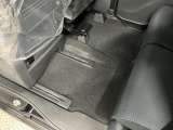 しっかりと汚れ、砂ぼこりを落とし足元まで清潔な車内空間を作り上げております♪