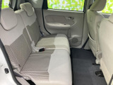 明るい色合いのシートに、窓から自然光が入る後席空間です。座面と背もたれがゆったり並び、同乗者にも過ごしやすく、ドア側から乗り降りしやすい印象です。