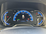 速度や燃料残量など、運転に必要な情報をひと目で確認しやすいメーター配置です。中央の表示部にも情報がまとまり、走行中も視線移動を抑えて状態を把握できます。