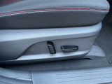 運転席はシートポジションの微調整が可能なパワーシートになっております。