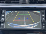 後方の様子をモニターで確認でき、画面内のガイドラインが駐車時の目安になります。周囲の状況を画面でも確かめながら、車庫入れや駐車を行いたい方に便利です。