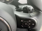 ステアリングに集約された操作ボタンで、音楽や通話、クルーズコントロールを手元で操作可能。運転中も便利で快適なドライブをサポートします。