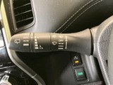 レバーには複数の操作表示がまとめられ、手元で確認しやすい配置です。運転席から自然に手を伸ばせる位置にあり、走行時に必要な操作へ移りやすく、日常の運転を支える装備です。