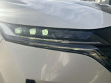 LEDライトは白色光で遠くまで明るく照らし、夜間の安全運転をサポートします