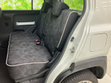 後席の座面はゆとりを感じさせる広がりがあり、左右それぞれにヘッドレストを備えています。窓からの視界も確保され、同乗者が周囲の景色を楽しみながら過ごせる空間です。