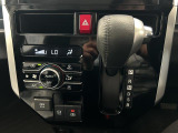【 オートエアコン 】車内温度を感知して自動で温度調整をしてくれるのでいつでも快適な車内空間を創り上げます。