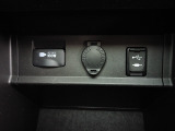 12V電源ソケットを設置しております。周辺機器の充電にご利用頂けます。