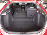 リアシートは6:4の分割可倒式で荷物に合わせて積み込み可能です。シートアレンジ次第でさまざまな大きさの荷物の積み込みが可能です。