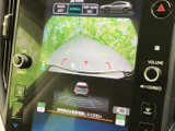 車両周辺を映す画面に、進行方向の目安となるガイド線も表示されています。駐車時などに周囲の様子を確認しやすく、画面を見ながら車庫入れや幅寄せを行う際に役立ちます。