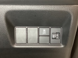 ハンドルの右側にはヘットライトリベライザーとVSA(ABS+TCS+横滑り抑制)の解除スイッチがついています。ヘッドライトリベライザーは道路状況や積荷の加重に応じてライトの高さを調節できます。