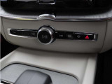 翼を広げた飛行機の姿をモチーフにしたスイッチパネルは、操作に必要なボタンやスイッチを減らすことで、整然として落ち着きのある、いかにもスウェーデンらしさを感じさせる空間としています。