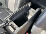 ゆったりと運転できるアームレスト付きです。