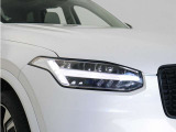 ひときわ印象的なT字型のLEDヘッドライトは、新世代のボルボを象徴するユニークなアイコンとなっています。LEDデイタイム・ランニング・ライトやポジションライト、ウインカーの役割も果たします。