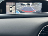 周囲の映像を画面上で確認でき、駐車時の位置合わせをサポートします。車両を上から見た表示もあり、前後左右の状況を把握しやすく、日常の駐車に役立ちます。
