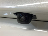 車の後方に小型カメラが付いておりバックする際の後方の様子をモニター上に表示します。