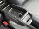 アームレスト内に収納された置くだけ充電器。スマホを置くだけでコード不要で充電でき、車内をすっきり快適に保てます。