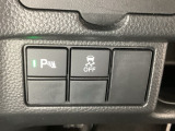 VSA装備車です。VSAはドライバーの操作と車の動きを見守っています。もし車の挙動が乱れたとき、4輪別々にブレーキをかけたり、エンジンパワーをしぼることによって車を安定させます。