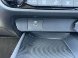 ♪ シフトレバーは握り易く、手前に引けばD・車両前方に押し出せばRと操作も簡単です ♪