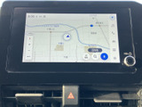 地図を画面いっぱいに表示し、周辺の道路や現在地を確認しやすい案内画面です。目的地検索などの項目も選びやすく、初めての場所へ向かう際にも頼りになる装備です。