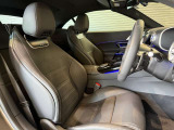 メルセデスのシートは、少し硬めに出来ておりますので、長時間の運転でも疲れにくく、安全にドライビングをお楽しみ頂けます
