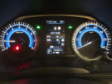 かっこいいメーター内のディスプレイには、車両情報や燃費情報、走行可能距離などの運転をサポートしてくれる便利な情報が!