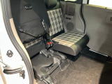 後席を前に倒せば、広くフラットな空間が生まれ、荷物の積み込みや車中泊にも使いやすいレイアウトになります。