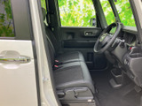 運転席まわりは視界が広く、前方や左右の確認がしやすい配置です。座席はゆったりとした形状で、乗り降りの際も足元に余裕が感じられます。落ち着いた色合いで清潔感があります。