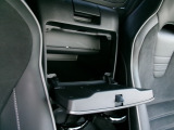 両席の真ん中にコンソール