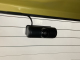 後方にもドライブレコーダーのカメラが付いています。前後両方でお車の周りを監視・記録いたします。