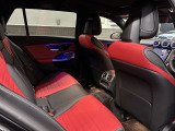 メルセデスのシートは少し硬めになっております。長時間の運転の際、適度な反発があることでお尻や腰の負担を減らす効果が御座います。