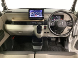 車内は光触媒抗菌消臭施工済です。インパネ周りはスタイリッシュなデザインで機能や装備も充実しています。グローブボックスやカップホルダーのほかにトレーなどたくさんの収納スペースが付いています。