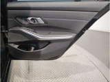BMWはドアが分厚いです。衝突によりドアがつぶれてしまった場合にも外からいち早くドアを開けれるよう考えられています。数十秒の救出の遅れが命につながりかねない場合、こういった配慮が重要なポイントです。