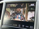 画面でテレビ番組を視聴できる装備を備えています。停車中の休憩時間などに映像を楽しめるため、車内で過ごすひとときにも便利です。視聴時は安全な場所に停車してご利用ください。