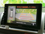 後方の映像に加えて車両周辺の表示も確認でき、駐車時の目安となるガイド線も備わります。周囲を確かめながら駐車したい場面で役立ちます。