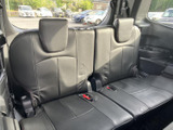 3列目にも独立した座席とヘッドレストが備わり、後席まで乗車できる室内レイアウトです。窓から外の様子を感じられるため、送迎やご家族での移動など、乗車人数が多い場面にも活躍します。