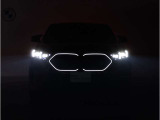 【LEDヘッドライト】先進のLEDテクノロジーを採用。放射される白色光の周波特性は太陽光に近く、バイキセノン・ヘッドライトを上回るコントラストで更に明るく輝きます!