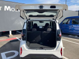 バックドアは大きく開きます。定員乗車時でも十分広いラゲッジスペースを確保しています