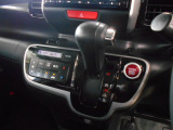 インパネシフトだから視線の移動も少なく足元もスッキリ。運転席もゆったりしているのでゆとりを持ってドライブできますね。