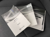 メンテナンスノート、取扱説明書です。 その車の整備記録が事細やかに記録されています。 車が生まれてから今までどのような道を歩んできたのか判るとても重要な物ですよ。