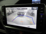 バックモニター付き。車両後方の映像をナビ画面に表示し、駐車などの後退操作をサポートします。