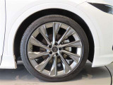 純正のアルミホイール装着車です。タイヤサイズは225/45R21です。