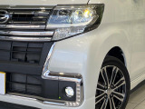 【LEDヘッドライト】悪天候や夜間走行時も良好な視界を確保し安心して運転できる高輝度LEDヘッドライトを装備!点灯速度が早く、消費電力も抑えられています。