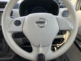 手になじみやすい形状のステアリングに、手元で操作できるボタンを備えています。運転姿勢を大きく変えずに操作できるため、日々の移動をより快適にサポートします。