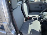明るい色合いのシートが車内に開放感をもたらし、運転席と助手席それぞれに座りやすい空間を確保しています。ドア側からも乗り降りしやすい配置で、毎日の移動に便利です。