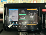 地図やFMラジオなどの情報が画面にまとまり、用途に合わせて確認できます。タッチ操作のメニュー表示も見やすく、目的の項目を探しやすい構成で日常使いに便利です。