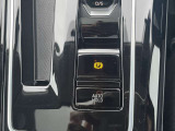 電動パーキングブレーキはホールド機能付きで信号待ちなどブレーキから足を離すことができ、発進のさいに踏み変える必要がなく素早い加速ができます。