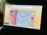 停車中にテレビ番組を視聴できる画面を備えています。待ち時間などに映像を楽しめるため、車内で過ごす時間の活用に便利です。視聴は停車時にお楽しみください。
