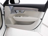 運転席ドアの全景です。キャビンを彩るすべてのものに、機能を形にした美しさが備わっています。